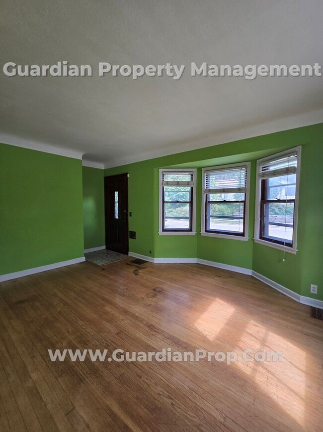 Building Photo - Free Nov. Rent! NE Minneapolis Single Fami...