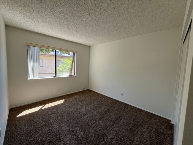 Building Photo - Northridge 3+2.5 in gated community w/pool...