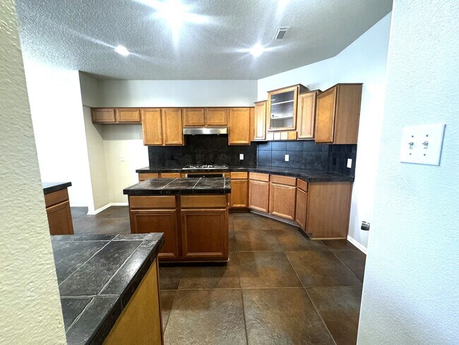 Building Photo - 772 Riverside Dr