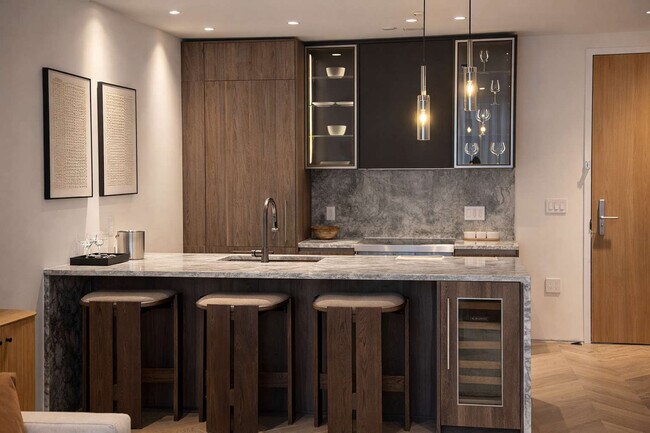 Building Photo - 350 E 18th St