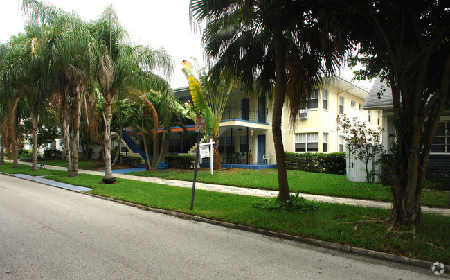 Primary Photo - Tropic Aire Apartments