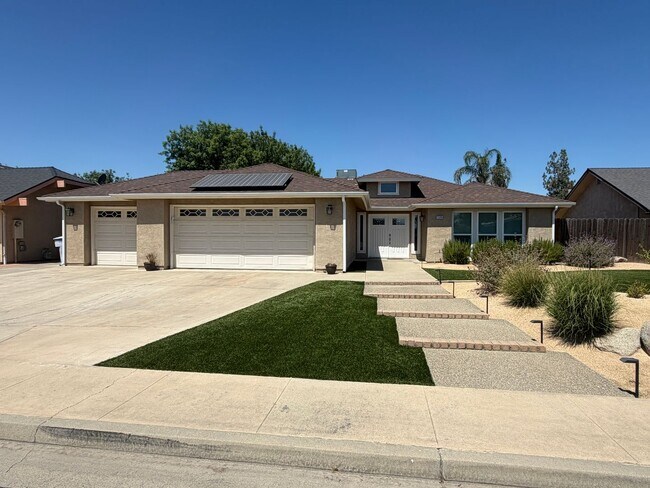 Building Photo - Stunning 4 bedroom, 2 bathroom with a Pool and Solar