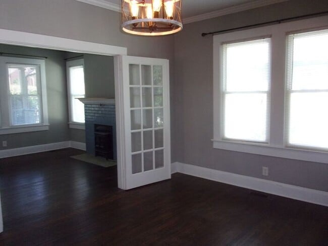 Building Photo - 4 Bedroom 2 Bath Home Blocks to Downtown R...