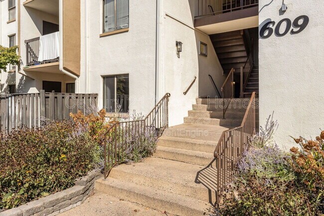 Primary Photo - 609 Center St