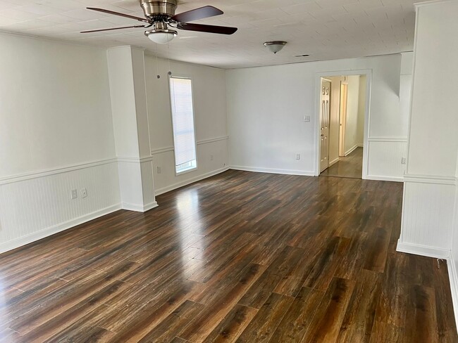Building Photo - 3 Bedroom 1 1/2 Bath – For Rent!