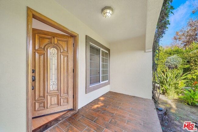 Building Photo - 743 N Las Palmas Ave