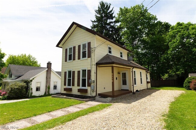Building Photo - 8210 Maple Ave