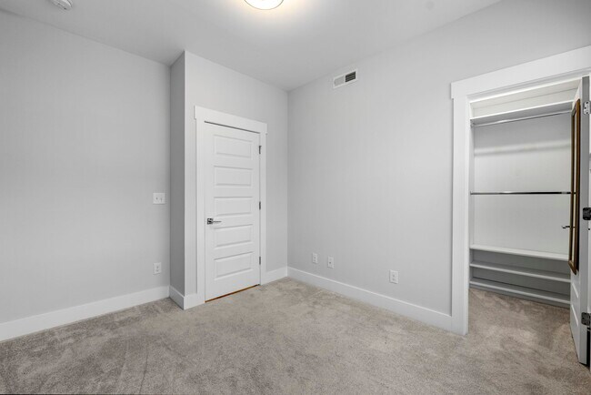 Building Photo - 644 W End Dr