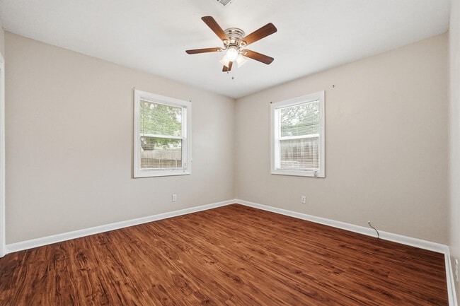 Building Photo - 358 Coral Dr SW