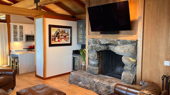 Building Photo - Furnished Lakefront home with amazing Lakeviews