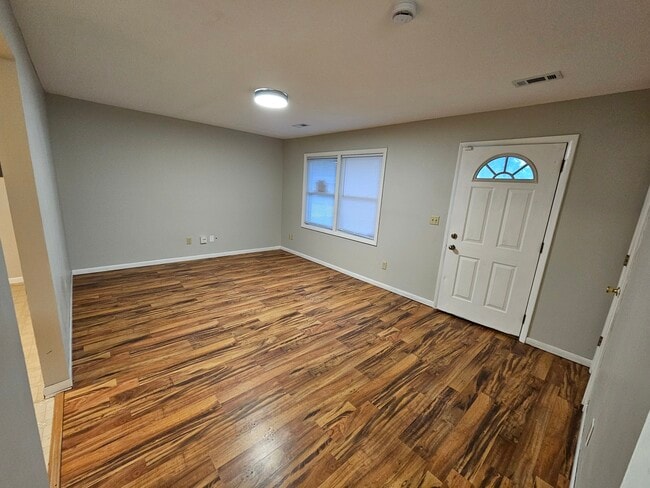 Building Photo - HOUSE FOR RENT _ 3 bed, 2 car garage, 1 st...