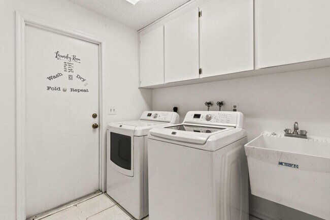 Building Photo - 4405 Plumosa St