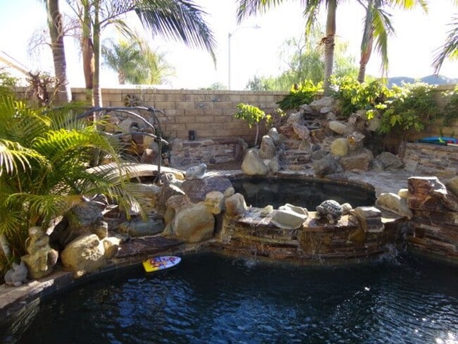 Building Photo - Luxurious 5 + 3 Pool/View Home Castaic