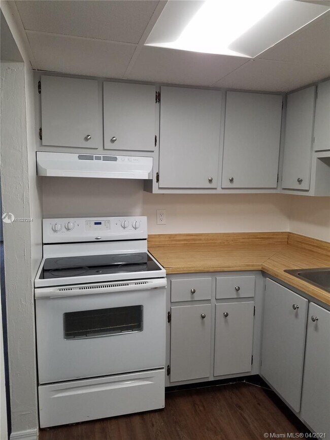 Building Photo - 7851 Miller Dr