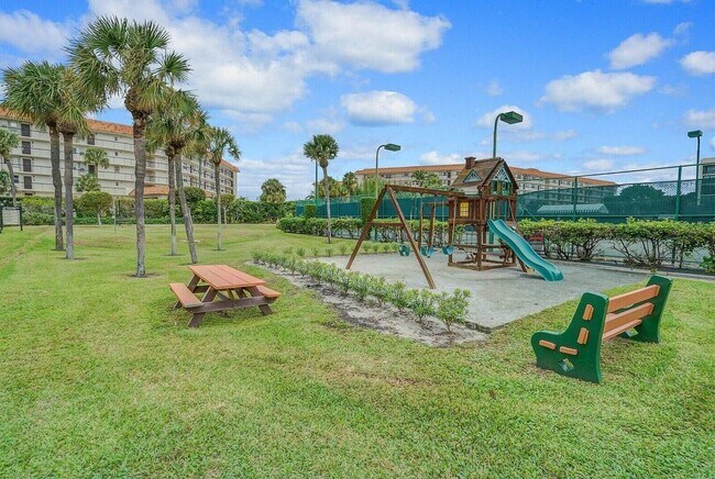 Building Photo - 2727 N Ocean Blvd