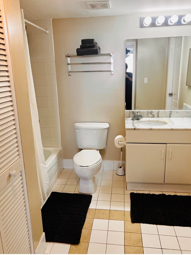 Building Photo - 1200 Brickell Bay Dr