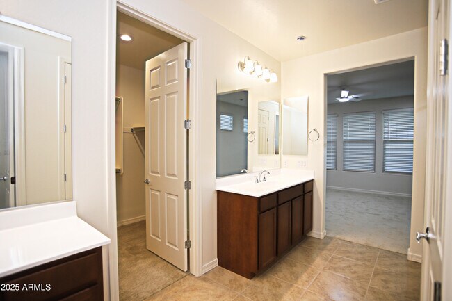 Building Photo - 879 W Finch Dr