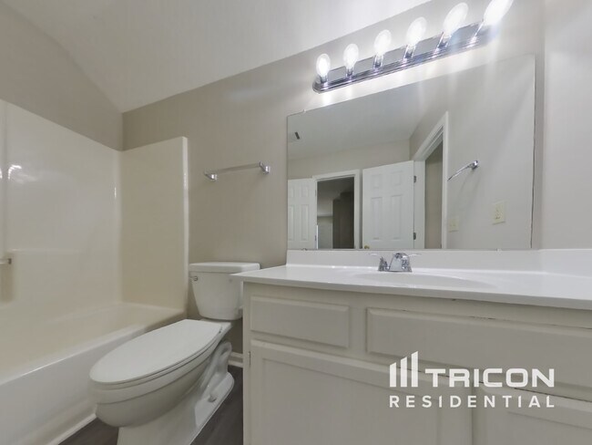 Building Photo - 510 Surveyor Walk