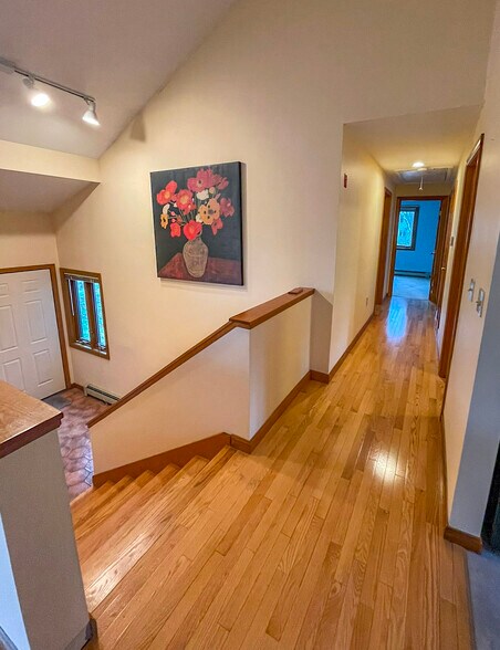 Entryway - 20 Isaac Lucas Cir