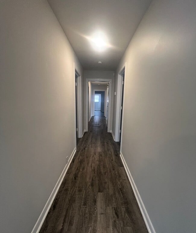 Building Photo - 4 bedroom 2 Bath - Available Now on Main Ave SW