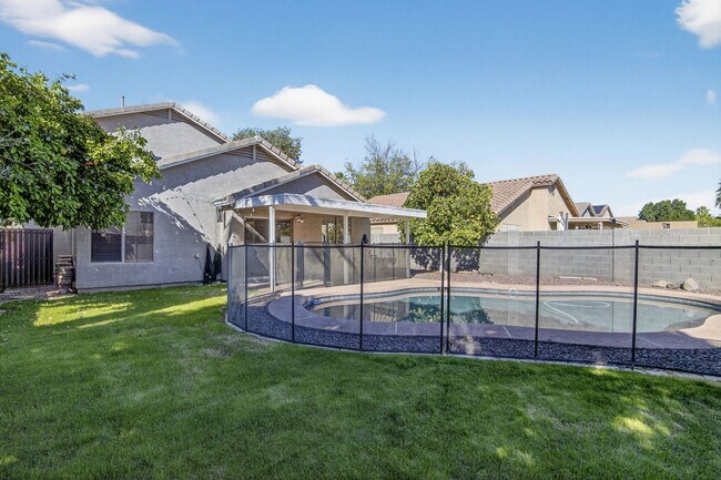 Building Photo - Gilbert Living with Private Pool