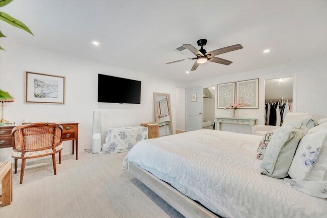 Building Photo - Luxury 5 Bed/4 Bath Pool Home on a Golf Course in Central Sarasota