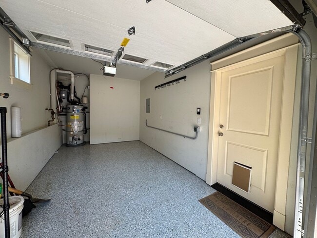 Building Photo - Cozy 3 bed 2.5 bath townhome on North Quee...