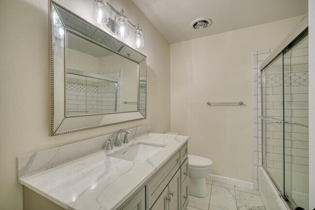 Building Photo - 225 E 25th St