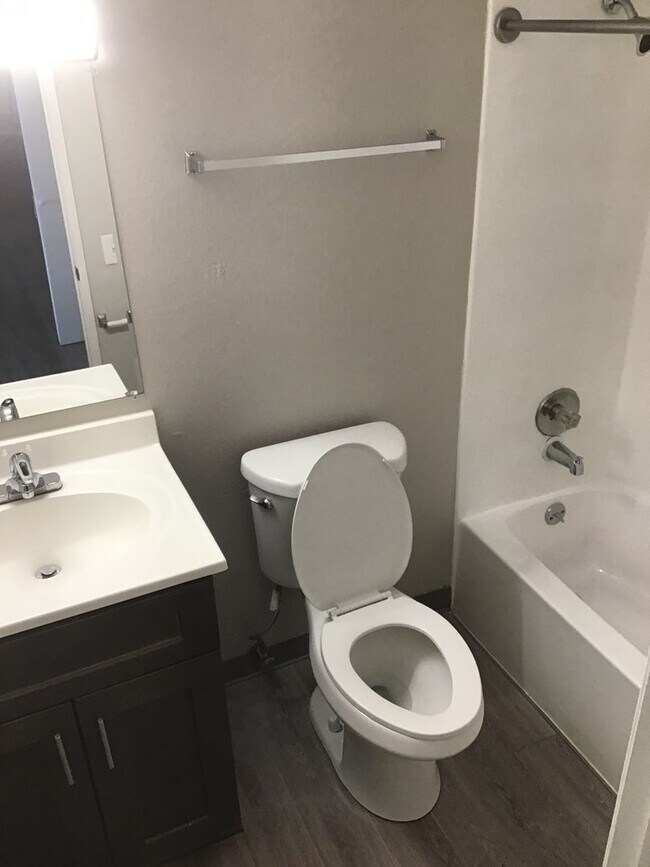 Building Photo - MOVE IN SPECIAL 2ND MONTH $0 RENT
