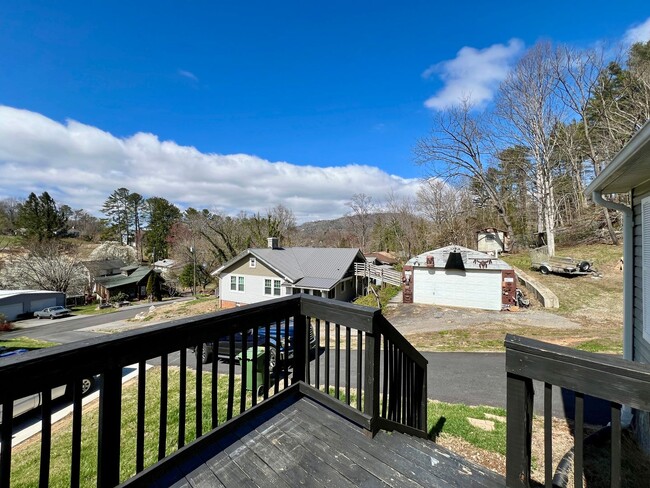 Building Photo - 3-Bed, 2-Bath home in N. Asheville!