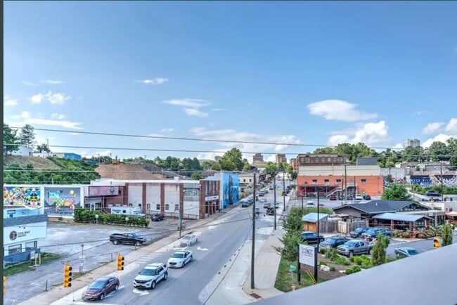Building Photo - Stunning Furnished Townhouse in South Slope!