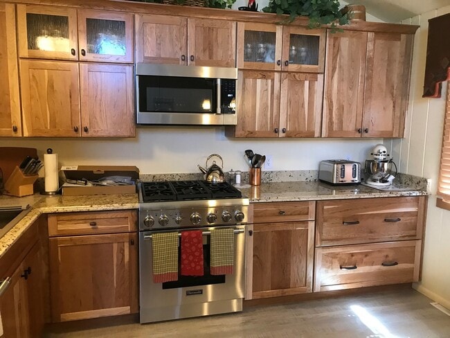 Building Photo - Single Level Furnished Country Club Home