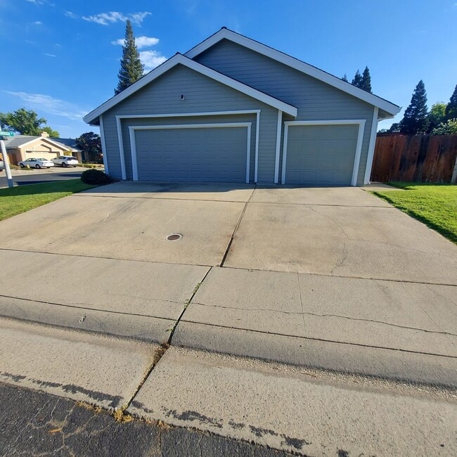 Building Photo - Nice 3bed and 2 bath home; excellent Roseville location