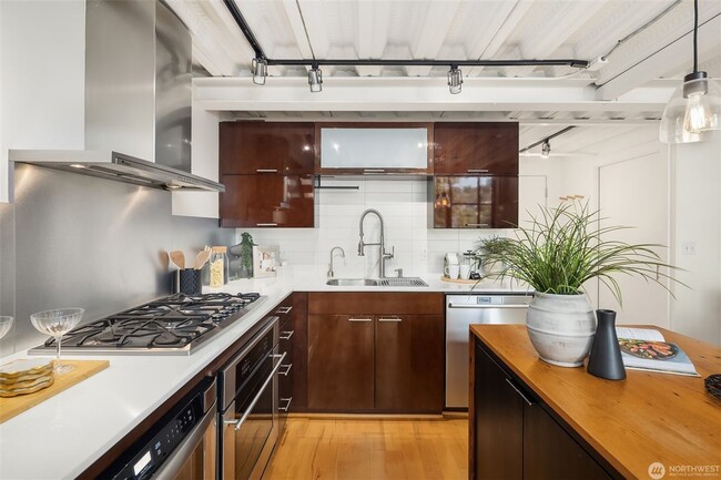 Building Photo - 1Bd/1.5Ba Seattle Condo