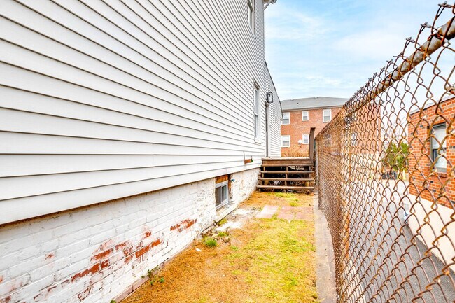 Building Photo - 1032 McLean Ave