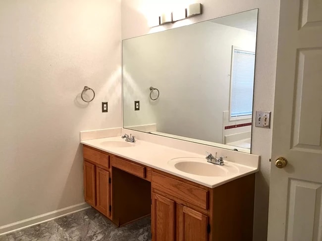 Building Photo - 680 Suwanee Lakes Cir