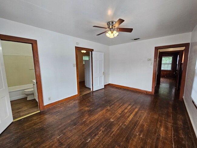 Building Photo - Ready for immediate move in! 2bed 1 bath a...