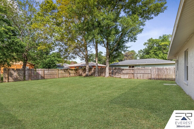 Building Photo - 734 Flora St