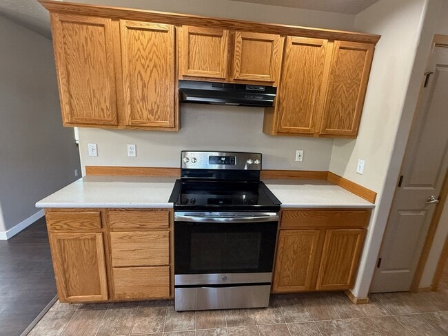 Building Photo - 3BR/2.5BA Home w/ Garage, Fenced Yard – Walk to Shops & Parkra