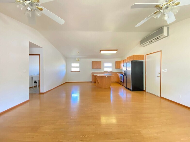 Building Photo - 1136 Makaala St