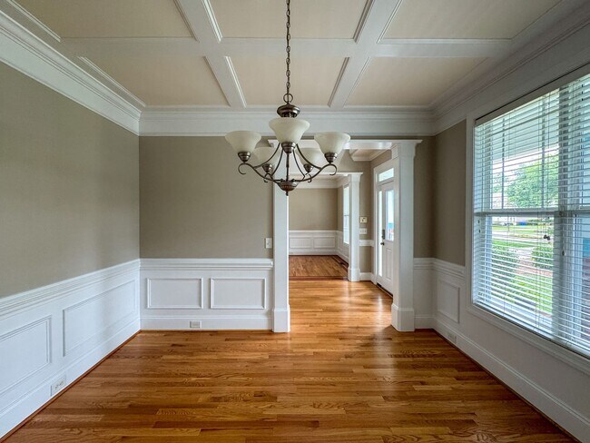 Building Photo - 5 Bedroom Home in Gated Golf Course Community