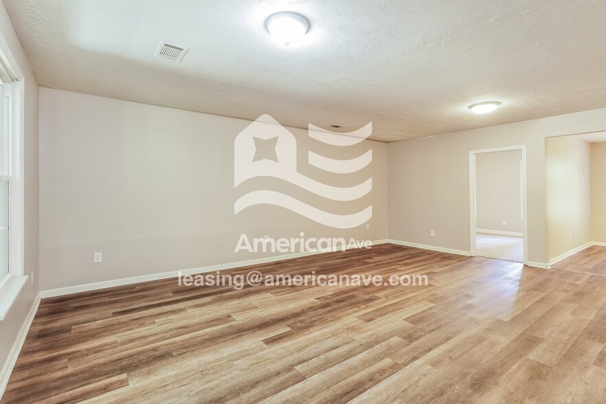 Building Photo - 664 Schroder Ave NE