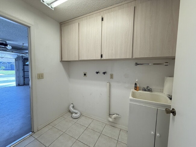 Building Photo - 5027 Panther Dr