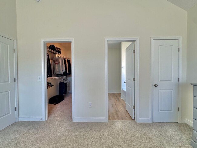 Building Photo - MOVE-IN READY! (Pet Friendly)