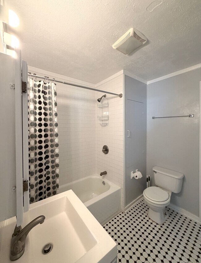 Building Photo - Charming 3 Bedroom in Schoolfield