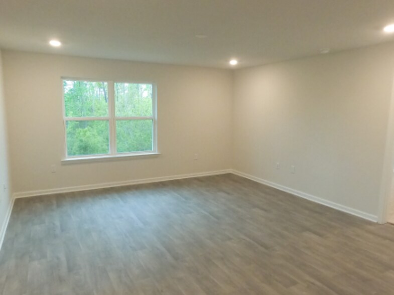 Building Photo - 3904 Silver Spur Rd