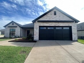Building Photo - 368 Lk Blf Dr