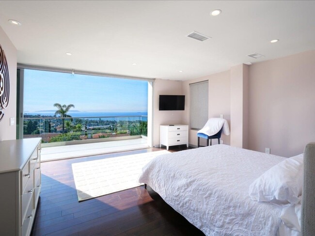 Building Photo - 1356 Vía Romero