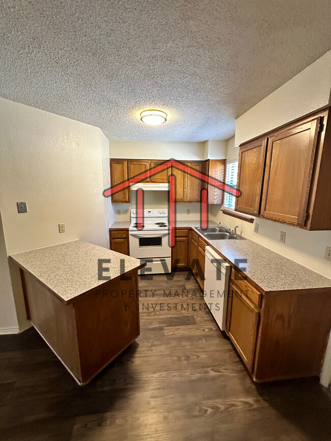 Building Photo - Cozy 2 bed/2bath duplex nestled in Moore E...