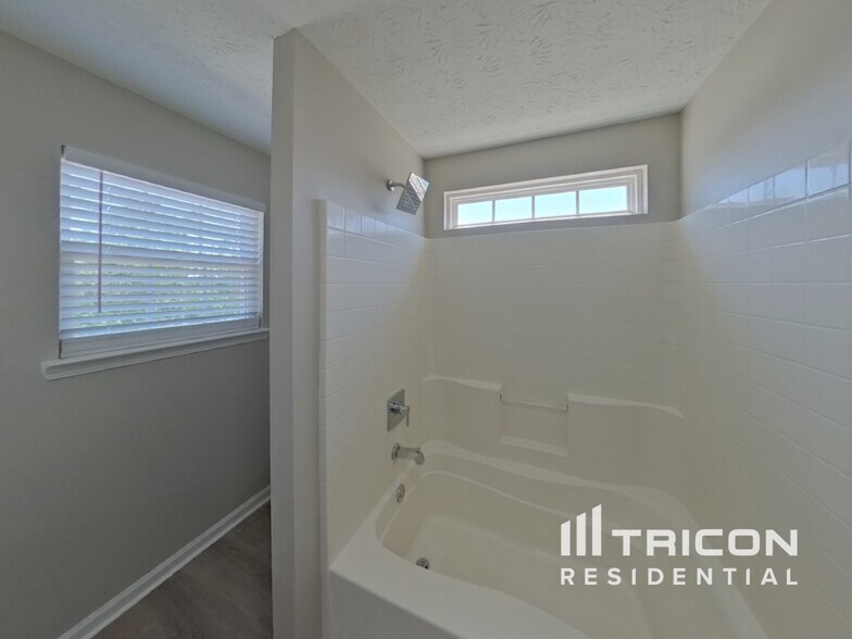 Building Photo - 1631 Royal Ives Dr SE